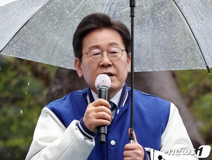 이재명 더불어민주당 대표 겸 상임선대위원장이 3일 오후 경남 창원시 성산구 일대에서 허성무 후보 지원유세를 하고 있다. 2024.4.3/뉴스1 ⓒ News1 구윤성 기자
