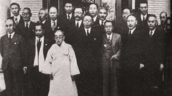 1919년 4월11일 중국 상하이에서 대한민국 임시정부가 수립됐다. 국호는 대한민국, 민주공화제의 시작이었다. 사진은 1945년 12월6일 경교장 앞에서 임시정부 각료들을 촬영한 모습. /사진=뉴스1(서울시 제공)