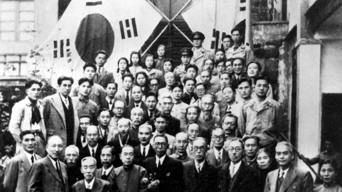 임시정부가 충칭에 정착하기까지 무려 8년이라는 시간이 걸렸다. 사진은 대한민국 임시정부 요인들이 환국을 앞두고 지난 1945년 11월3일 충칭의 연화지 청사에서 찍은 기념사진. /사진=뉴스1(서울시 제공)