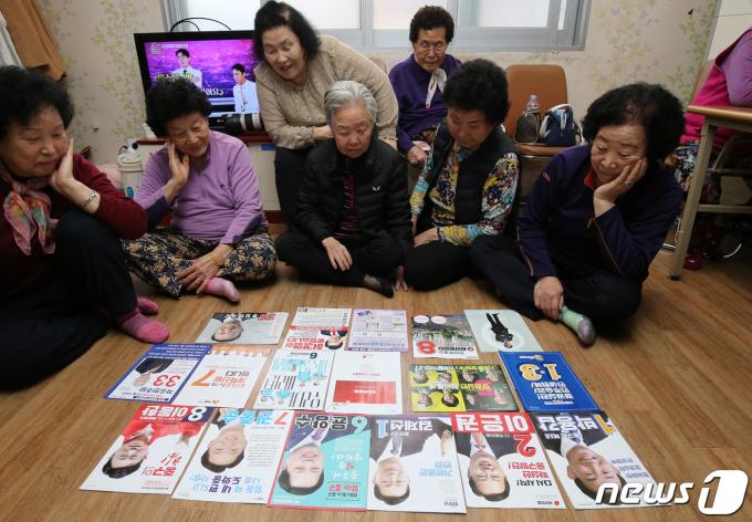 제22대 국회의원 선거를 앞둔 3일 대전 중구 용두동 남부노인정에서 어르신들이 후보들의 공보물을 살피고 있다. 2024.4.3/뉴스1 ⓒ News1 김기태 기자