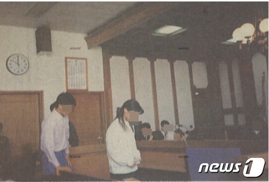 1992년 9월 24일 서울고법에서 열린 항소심 결심공판을 위해 법정에 들어선 김보은(오른쪽)과 김진관. (경향신문 갈무리) ⓒ 뉴스1