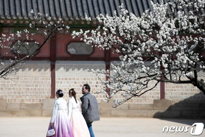 서울 종로구 경복궁을 찾은 관광객들이 봄꽃 아래를 거닐고 있다. 2024.4.1/뉴스1 ⓒ News1 이승배 기자