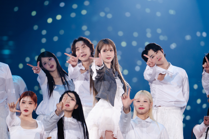 가수 아이유 소속사가 콘서트 부정 거래로 의심돼 억울하게 팬클럽에서 영구제명까지 당한 팬에게 사과했다. 사진은 지난달 서울 올림픽공원 케이스포돔에서 열린 '2024 아이유 허 월드 투어 콘서트 인 서울'(IU H. E. R. WORLD TOUR CONCERT IN SEOUL)에서 무대를 펼친 가수 아이유. /사진=이담엔터테인먼트 제공