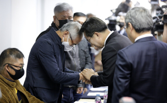 김동연 도지사(오른쪽 두번째)가 선감학원 피해자들을 위로하는 마음을 전하고 있다. / 사진제공=경기도