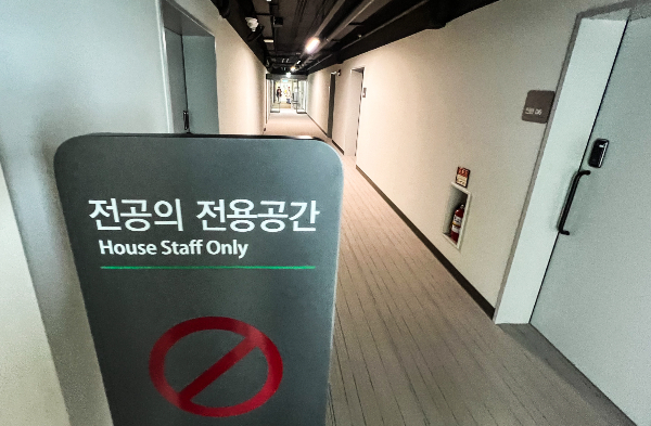 윤석열 대통령이 전공의와 대화하고 싶다는 의지를 밝혔지만 의료계 내부에서는 전공의에게 대통령을 만나달라고 부탁한 교수가 사퇴하는 등 혼란스러운 상황이라 대화가 성사될 수 있을지 주목된다. 지난 2일 서울 시내의 한 대학병원 전공의와 인턴 생활관이 텅 비어 있다. /사진=뉴시스