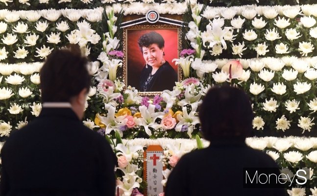 원로가수 현미가 세상을 떠난 지 1년이란 세월이 흘렀다. 사진은 지난해 4월7일 서울 중앙대학교병원 장례식장에 마련된  원로가수 고(故) 현미(본명 김명선)의 빈소. /사진=장동규 기자