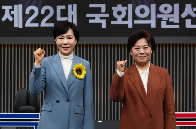 총선 격전지 중 하나인 서울 중·성동갑에서 전현희 더불어민주당 후보가 윤희숙 국민의힘 후보를 오차범위 밖으로 앞섰다. 사진은 지난달 29일 서울 서초구 아리랑TV 스튜디오에서 열린 제22대 국회의원 선거 중·성동갑 후보자 토론회에 앞서 전 후보(왼쪽)와 윤희숙 국민의힘 후보가 기념촬영을 하는 모습. /사진=뉴스1 