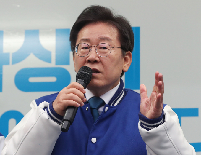 이재명 더불어민주당 대표가 총선이 끝나는 대로  '보건의료개혁을 위한 공론화 특위'(가칭)를 구성하겠다고 밝혔다. 사진은 이 대표가 지난 3일 부산 사상구 괘법동 일대에서 배재정 민주당 사상구 후보 지원유세를 하는 모습. /사진=뉴스1 