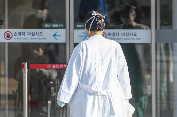 정부가 의과대학 정원 확대 사안에 대해 전공의와의 만남을 원하지만 전공의는 '총선용'이라며 만남에 회의적이다.지난달 18일 서울의 한 대학병원에서 한 의사가 진료현장으로 향하고 있다. /사진=뉴스1