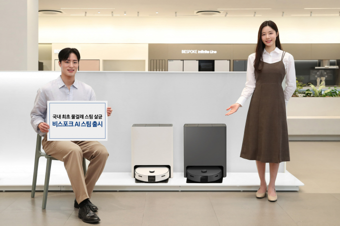 삼성전자 모델이 서울 강남구 논현동에 위치한 삼성스토어 청담점에서 3일 출시된 '비스포크 AI 스팀'을 소개하고 있다. / 사진=삼성전자