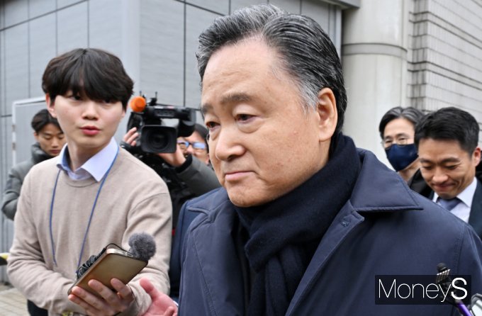 파리바게뜨 제빵기사에 노조 탈퇴를 강요했다는 혐의를 받는 허영인 SPC그룹 회장이 4일 구속영장 심사를 받는다. 사진은 지난 2월 서울 서초동 서울중앙지방법원에서 법정을 나서는 허영인 SPC그룹 회장. /사진=임한별 기자