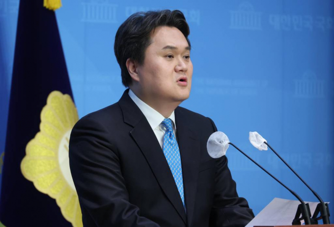 김지호 더불어민주당 부대변인이 선거 판세에 대해 박빙이라고 진단했다. 사진은 지난달 19일 오후 서울 여의도 국회 소통관에서 대책위 성명서를 발표하고 있는 김지호 부대변인. /사진= 