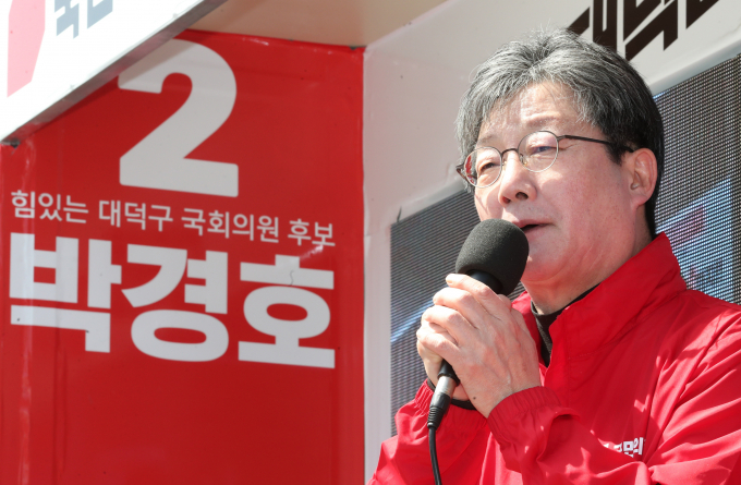 유승민 전 국민의힘 의원이 국민의힘이 선거대책위원장 요청을 했으면 응했을 것이라고 밝혔다. 사진은 유 전 의원이 지난 1일 대전 대덕구 법동 일원에서 박경호 대전 대덕구 국민의힘 후보의 지지를 호소하는 모습. /사진=뉴스1