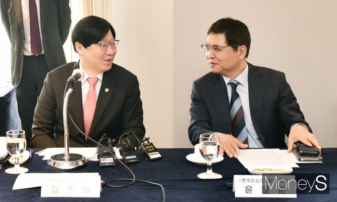 [머니S포토] 금융위 부위원장 초청 간담회, 대화 나누는 김소영·윤창운
