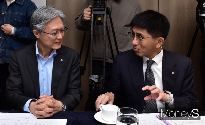 [머니S포토] 건설경영협회 금융위 초청 간담회, 김승모·홍석화 사장 대화