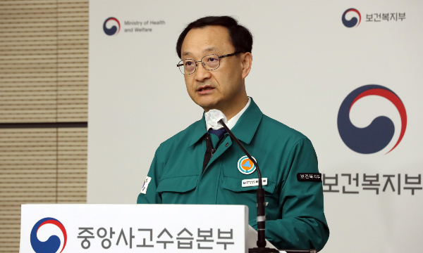 정부가 파견 나간 공중보건의와 군의관 110명의 파견 근무를 1개월 연장하고 상급종합병원에서 환자를 전원시켰을 때 받을 수 있는 지원금도 인상한다. 전병왕 보건복지부 보건의료정책실장이 지난 2일 오전 브리핑을 진행하고 있다. /사진=뉴스1