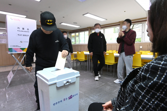 중앙선거관리위원회가 4·10총선 사전투표(5~6일) 인증샷, 사회관계망서비스(SNS) 게재 등 관련 유의사항과 투표 관련 주의사항을 밝혔다. 사진은 제22대 국회의원 선거를 앞둔 지난 3일 경기 수원시 권선구 수봉재활원에서 유권자들이 거소투표를 하는 모습. /사진=뉴스1(공동취재) 