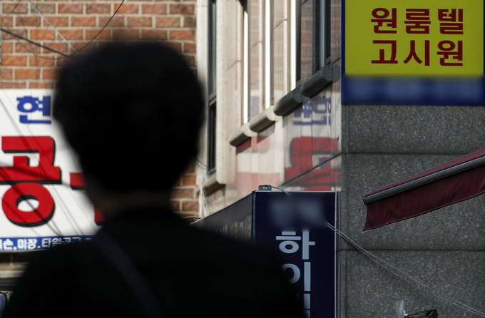 서울시가 '안심 고시원' 제도를 도입해 리모델링 공사비를 최대 6000만원까지 지원한다. 사진은 서울시내 한 고시원 골목. /사진=뉴시스