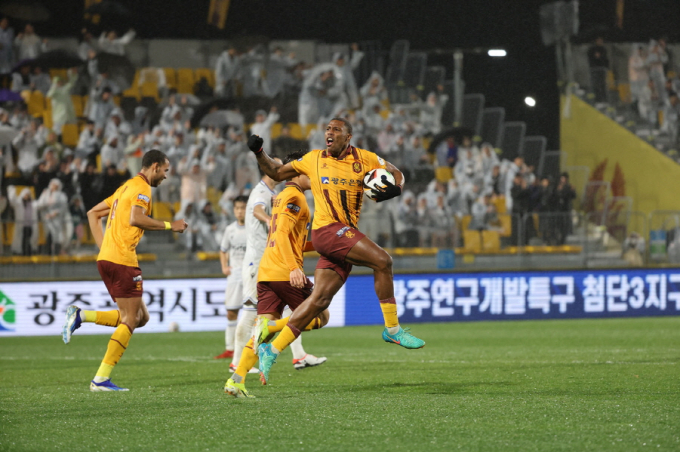 지난 3일 K리그1 5라운드 인천전 광주FC 가브리엘이 득점 세리머니를 펼치고 있다/사진=한국프로축구연맹
