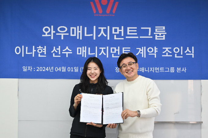 스포츠 마케팅 전문 기업 와우매니지먼트그룹이 4일 한국 스피드스케이팅 유망주 이나현과 매니지먼트 계약을 맺었다고 밝혔다. 와우매니지먼트 계약 조인식에 참석한 이나현(왼쪽). /사진=와우매니지먼트그룹