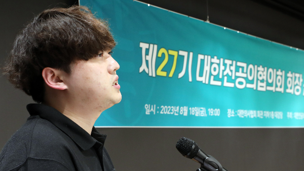 박단 대한전공의협의회 비상대책위원장이 오늘 안에 윤석열 대통령과 만나 대화한다고 공지하면서 기존 입장과 변화는 없다고 강조했다. 박단 비대위원장이 지난해 8월 '제27기 대한전공의협의회 회장 선거 개표'에서 당선 후 당선 인사를 하고 있다. /사진=뉴시스