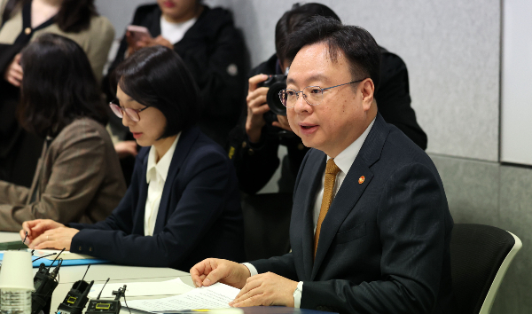 조규홍 보건복지부 장관이 4일 환자단체 대표들을 만나 그들이 겪는 어려움에 대해 이야기를 나눴다. 조규홍 보건복지부 장관이 4일 서울 중구 소재 회의장에서 한국환자단체연합회, 한국희귀난치성질환연합회, 한국중증질환연합회 등 환자단체 관계자들과 간담회를 하고 있다. /사진=뉴시스