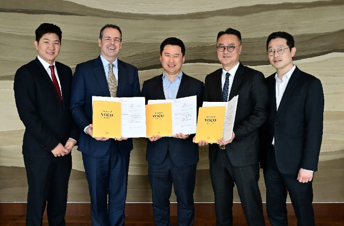IHG 호텔앤리조트가 서울사우스게이트, 호텔HDC와 손잡고 '보코 서울 명동'을 선보일 예정이다. 오승원 IHG호텔앤리조트 한국 대표(왼쪽)가 기념 사진을 촬영하고 있다. /사진=IHG 호텔앤리조트