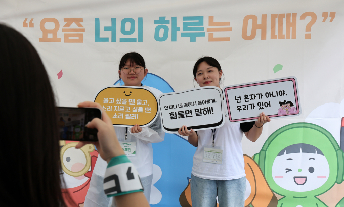 지난 1월 극단적 선택을 한 사람이 전년 동기 대비 32% 급증한 것으로 나타났다. 지난해 9월13일 오전 서울 중구 청계광장에서 열린 같생(같이 살자) 서포터즈 박람회에서 정책홍보 활동을 펼치고 있는 대학생 서포터들. /사진=뉴스1
