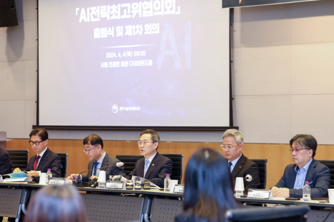 이종호 과학기술정보통신부 장관(왼쪽에서 3번째)이 4일 오전 서울 영등포구 여의도 한국경제인협회 컨퍼런스센터에서 열린 'AI전략 최고위 협의회 출범식 및 제1차 회의'에서 모두발언을 하고 있다. /사진=뉴스1