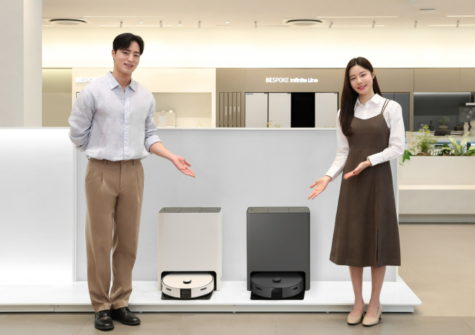 삼성전자 모델이 서울 강남구 논현동에 위치한 삼성스토어 청담점에서 3일 출시된 '비스포크 AI 스팀'을 소개하고 있다. / 사진=삼성전자