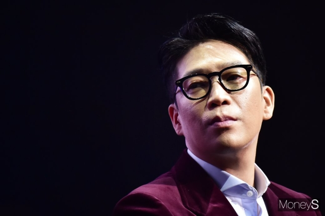 가수 MC몽이 코인 상장 뒷돈 혐의 재판에서 가수 겸 배우 이승기의 이름을 언급해 논란이 일고 있다. 사진은 지난 2019년 10월 서울 광진구 YES24 라이브홀에서 단독 콘서트를 앞두고 음감회를 개최한 가수 MC몽. /사진=임한별 기자