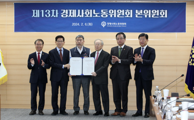 왼쪽부터 이정식 고용노동부 장관, 김문수 경사노위 위원장, 김동명 한국노총 위원장, 손경식 경총 회장, 최상목 기획재정부 장관, 우태희 대한상의 부회장 등이 경제사회노동위원회 제13차 본위원회에 참석해 기념 사진을 촬영하고 있다./사진=공동취재