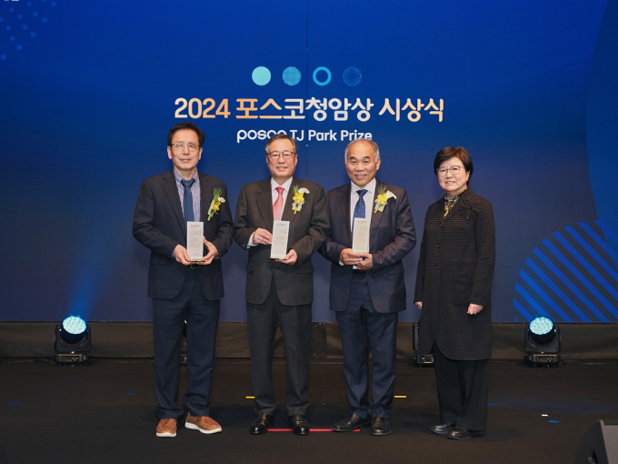 포스코청암재단이 3일 포스코센터에서 제18회 2024 포스코청암상 시상식을 가졌다. 왼쪽부터 정세영 부산대 광메카트로닉스공학과 교수, 박영도 수원제일평생학교 교장, 이호택 사단법인 피난처 대표, 김선욱 포스코청암재단 이사장. /사진=포스코