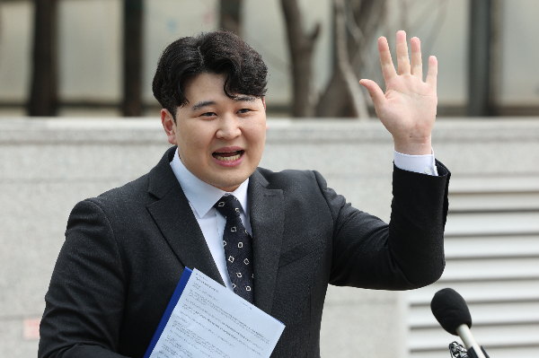 사직한 전공의들이 전공의 대표와 윤석열 대통령의 만남에 대해 독단적인 결정이었다며 실망스럽다는 반응을 보이고 있다. 류옥하다 대전성모병원 사직 전공의가 지난 2월29일 오후 서울 용산구 대한의사협회에서 성명서를 발표하고 있다. /사진=뉴스1