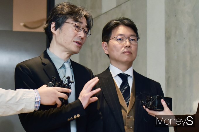 제51기 한미사이언스 정기 주주총회가 경기 화성시 정남면 세자로 SINTEX에서 폐회된 가운데 고(故) 임성기 한미약품 창업주의 장·차남인 임종윤·종훈 사장이 주총을 마치고 소감을 전하고 있다. /사진=임한별 기자
