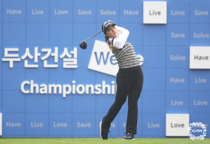 윤이나의 1번 홀 티샷 모습. /사진= KLPGA