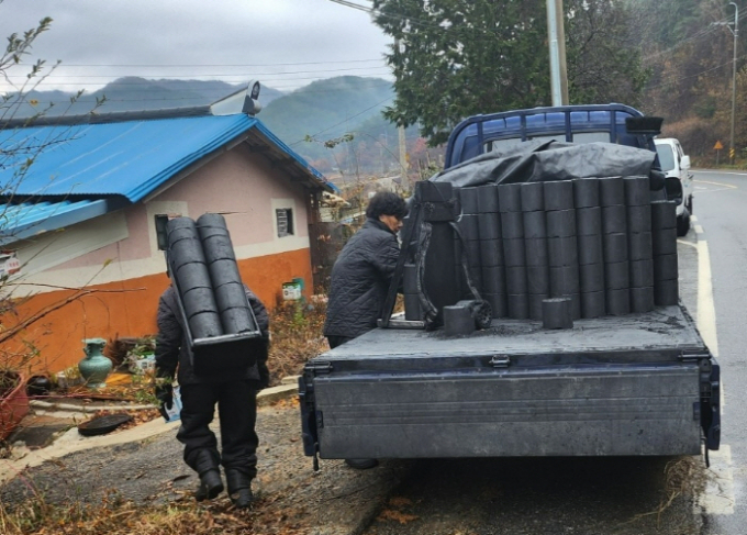 연탄 수급./사진=전남도