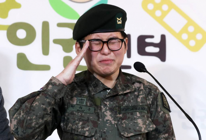 성전환 후 강제 전역 조치를 받은 변희수 하사의 '순직'이 인정됐다. 사진은 지난 2020년 12월 오후 서울 마포구 군인권센터에서 육군의 전역 통보 관련 기자회견 중 거수경례를 하고 있는 변희수 하사. /사진= 머니투데이 