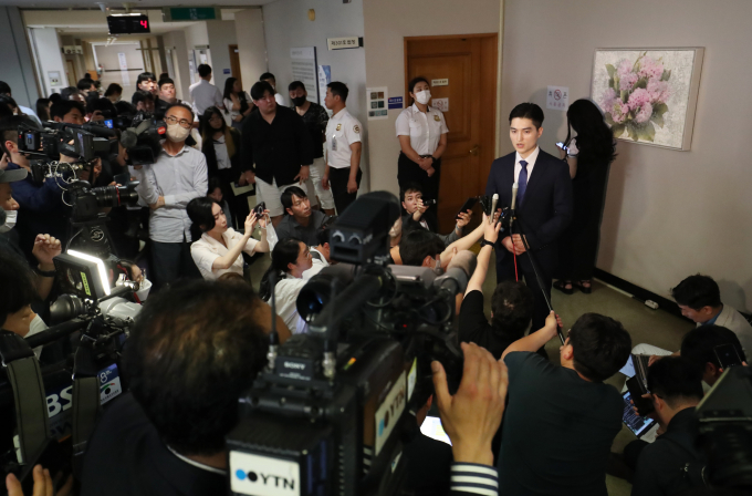 부산 돌려차기' 사건 가해자 이모씨가 수감 중 피해자에게 보복협박성 발언을 한 혐의를 재차 부인했다. 돌려차기 사건 항소심 공판이 끝난 뒤 입장을 밝히고 있는 해당 사건의 피해자 변호인. /사진=뉴스1