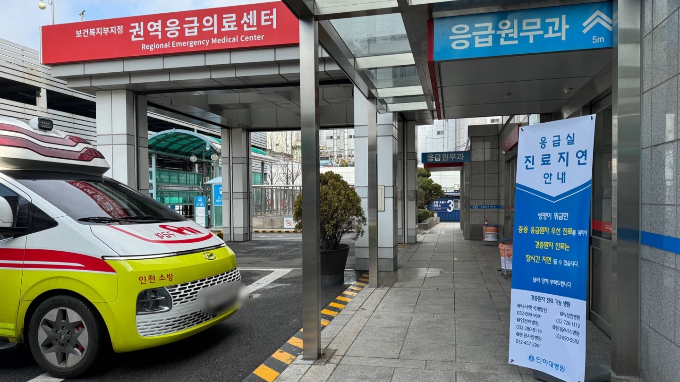 지난달 22일 오후 5시11분쯤 전신주에 깔린 70대 여성이  의사 부족 등을 이유로 치료를 받지 못해 숨진 사실이 알려졌다. 사진은 인천 소재 한 대학병원 응급의료센터 앞 구급차가 도착한 모습. /사진=뉴스1