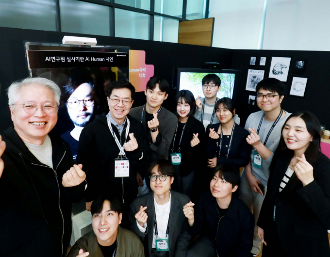 4일 서울 강서구 마곡 LG사이언스파크에서 열린 LG 테크 컨퍼런스에서 ㈜LG COO 권봉석 부회장(왼쪽에서 첫번째)이 이공계 인재들과 기념 촬영을 하고 있다. / 사진=LG 