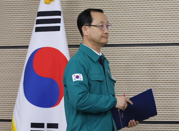 중앙응급의료센터 종합상황판에 진료 제한 메세지가 표출된 기관이 늘자 정부가 비상진료체계를 강화하기 위해 파견 보낸 공중보건의와 군의관 110명의 파견을 1개월 연장한다. 전병왕 보건복지부 보건의료정책실장이 지난 2일 세종시 정부세종청사에서 브리핑을 위해 단상에 오르고 있다. /사진=뉴시스