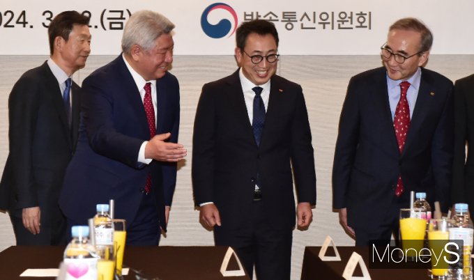 지난달 22일 서울 중구 프레스센터에서 열린 방송통신위원장-통신사·단말기 제조사 대표자 간담회의 모습. 사진은 황현식 LG유플러스 대표(왼쪽부터), 김홍일 방통위원장, 유영상 SK텔레콤 대표, 김영섭 KT 대표. /사진=임한별 기자