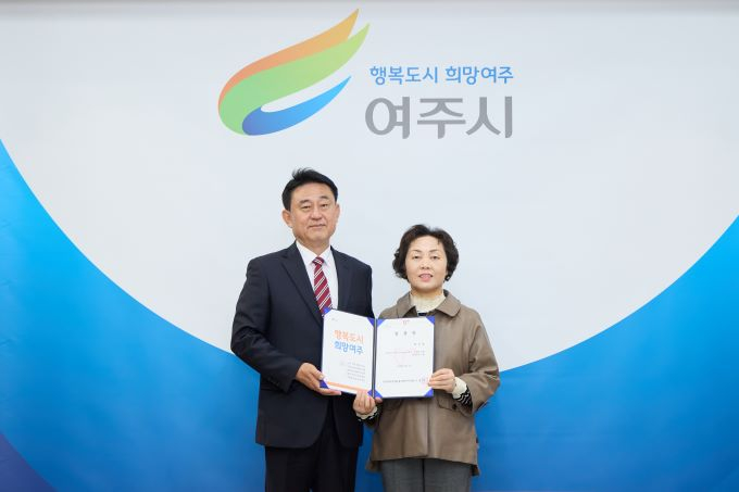이충우 여주시자원봉사센터  이사장(왼쪽)이 지난 3일 박은영 신임 센터장에게 임명장을 준 뒤 포즈를 취하고 있다. / 사진제공=여주시