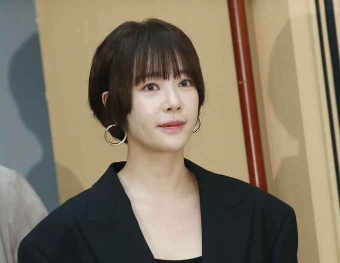 배우 황정음(39)이 '상간녀'라고 주장하며 올린 한 여성의 사진에 대해 자신이 오해했다며 사과했다. 사진은 지난달 27일 서울 양천구 목동 SBS 사옥에서 진행된 금토드라마 '7인의 부활' 제작발표회에 참석한 배우 황정음. /사진=뉴스1