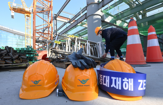 포스코이앤씨와 고용노동부가 '건설근로자 임금체불 방지 및 안전문화 확산'을 위한 업무 협약식을 체결했다. /사진=뉴시스