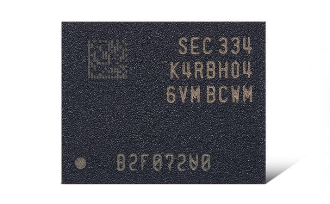 삼성전자 12나노급 32기가비트(Gb) DDR5 D램/사진=삼성전자