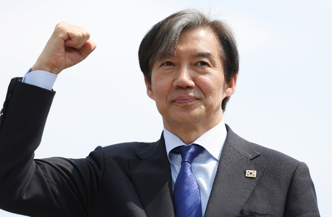 조국 조국혁신당 대표가 4일 서울 송파구 석촌호수 인근에서  비례 정당 지지율 돌풍에 대해 윤석열 정권 심판 언급을 이유로 꼽았다. 사진은 이날 서울 용산구 효창공원역 인근을 방문한 조 대표. /사진=뉴스1