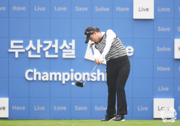 두산건설 위브 챔피언십 1라운드에서 윤이나는 2언더파 70타를 쳤다. 사진은 1번홀 윤이나의 티샷 모습. /사진= KLPGA
