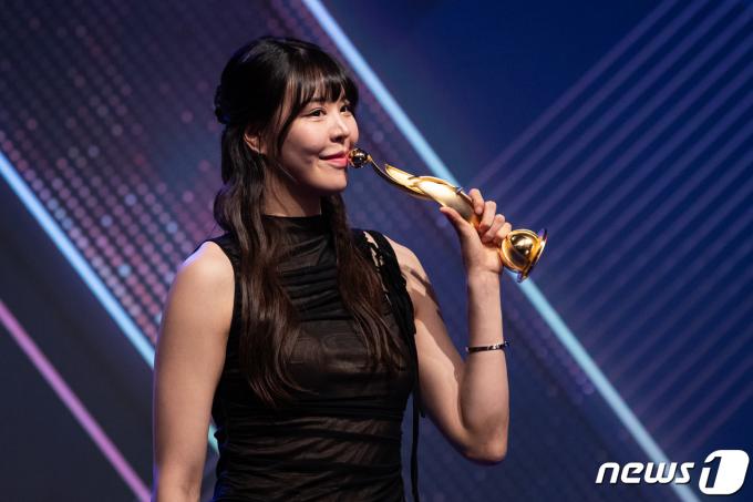 [사진] KB스타즈 박지수 'MVP 트로피에 키스'